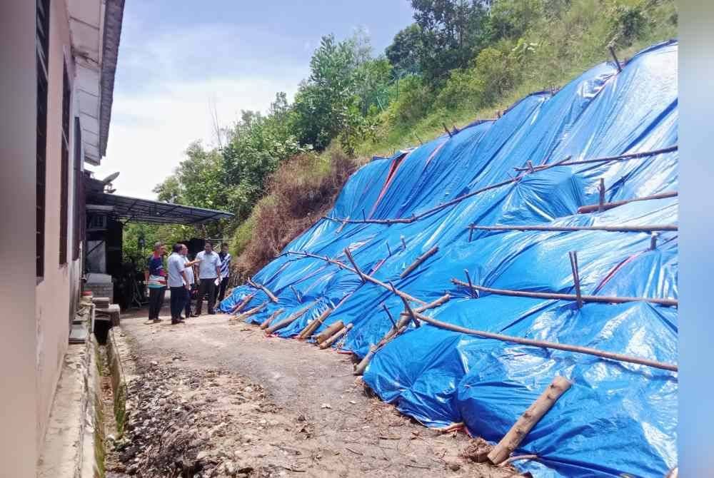 Seramai 117 penduduk membabitkan 20 rumah di Taman Desa Rusa di sini bimbang susulan cerun runtuh di belakang kediaman mereka berulang kembali.