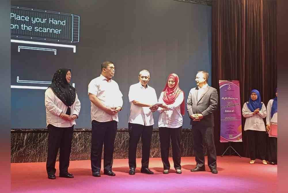 Mohammad Fakhruddin (tengah) merasmikan Klinik Perancangan &#039;Ease of Doing Business&#039; Peringkat Negeri Pahang, di sebuah hotel di Tanjung Lumpur pada Selasa.