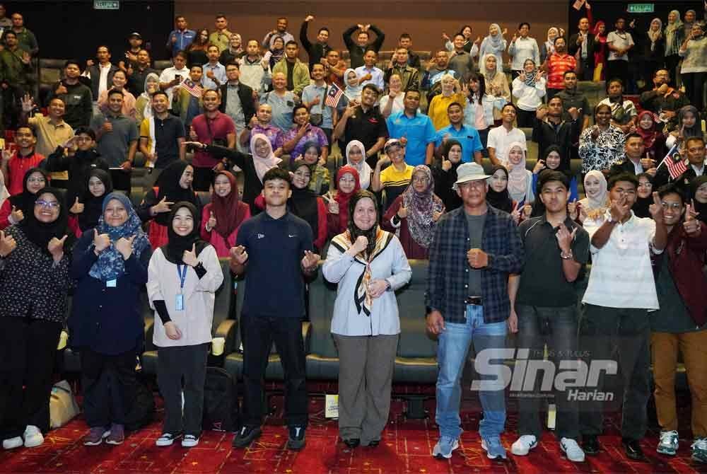 Faizatul (tengah) bersama Hakemal Hawari (empat dari kanan) bergambar pada sesi tayangan filem Takluk: Lahad Datu pada Selasa. - FOTO: SINAR HARIAN/ROSLI TALIB