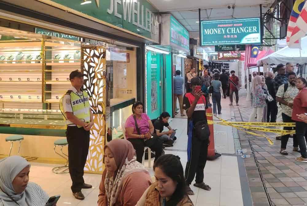 Antara premis di Jalam Masjid India, Kuala Lumpur yang kembali dibuka pada Selasa.