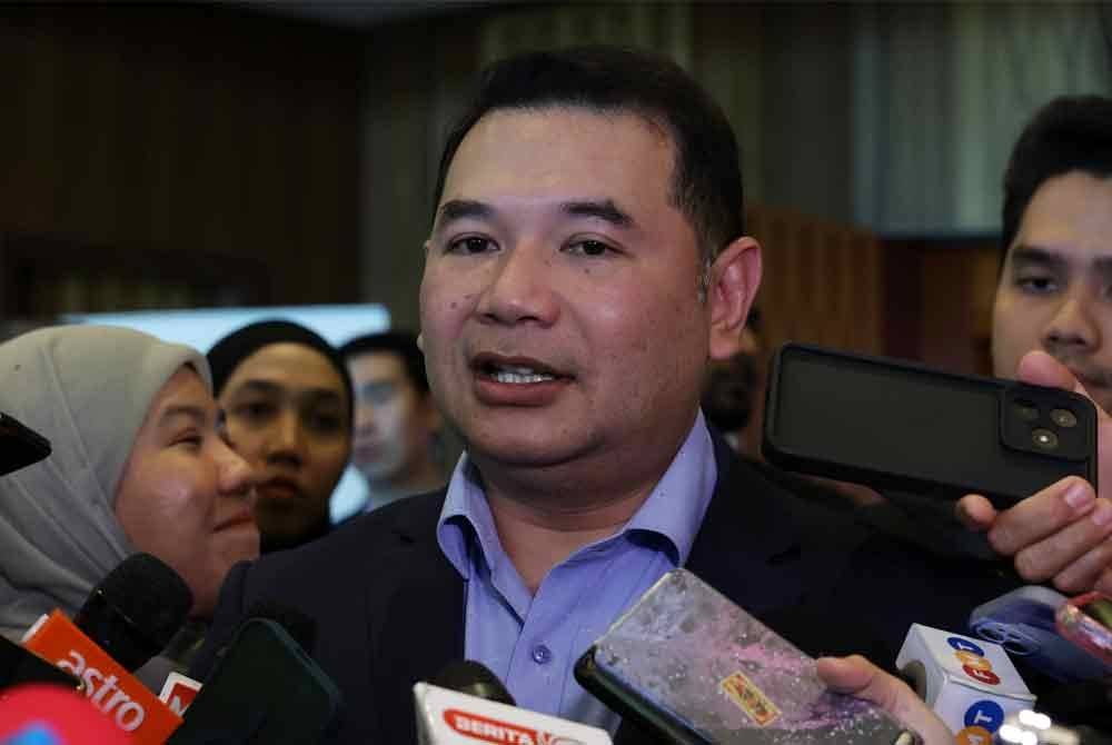 Menteri Ekonomi Rafizi Ramli ketika sidang media pada Majlis Pelancaran Kajian Ekonomi Malaysia 2024 di Pusat Konvensyen Antarabangsa Putrajaya (PICC) pada Selasa. Foto Bernama