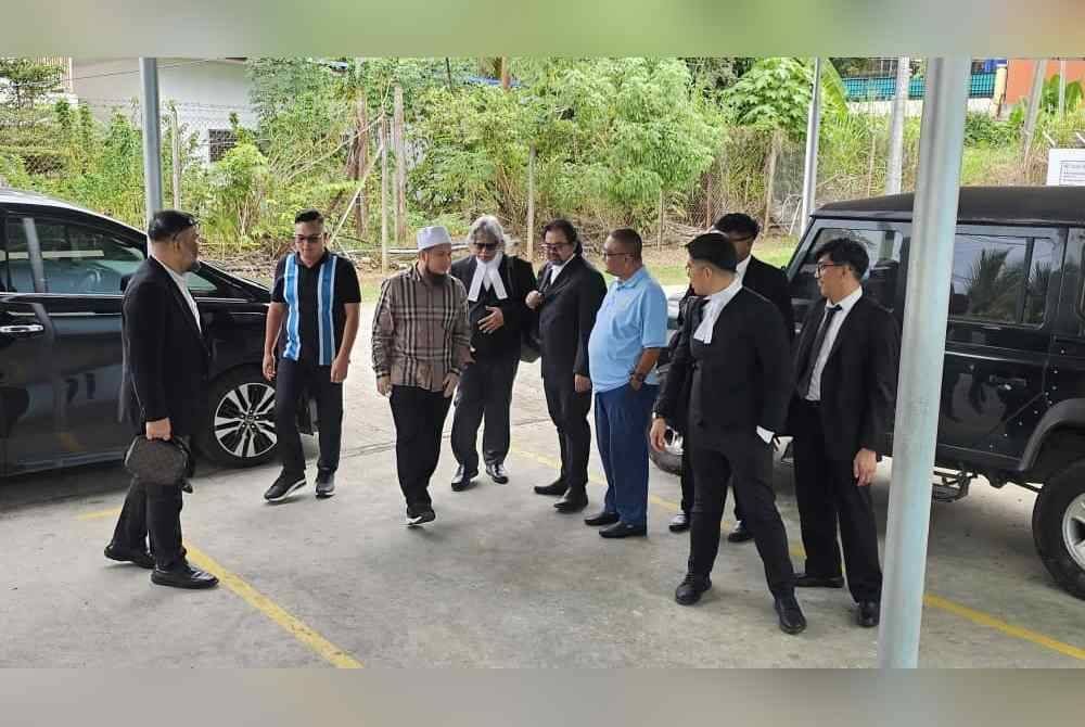 Ebit Lew ketika hadir ke Mahkamah Tenom.