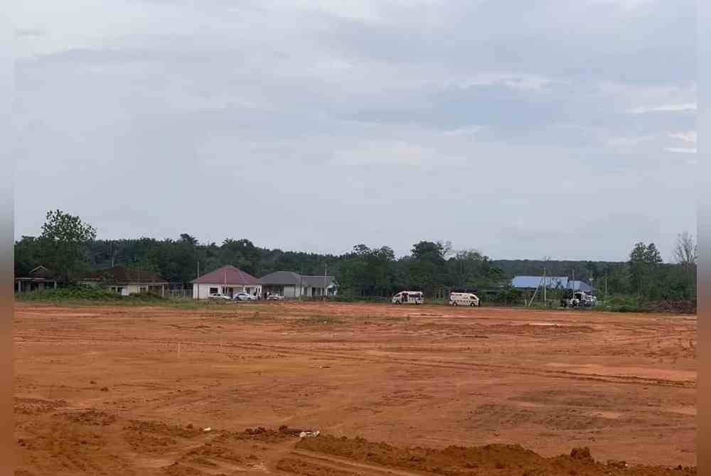 Dua anggota polis dipercayai parah selepas tertimbus ketika menjalankan tugas memusnahkan bom di tapak perumahan Jalan Tabah Taman Sri Lambak di Kluang Johor.