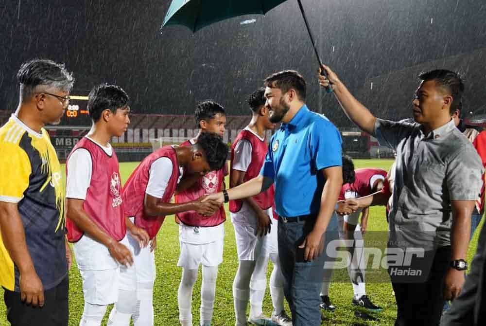 Raja Muda Selangor Tengku Amir Shah Sultan Sharafuddin Idris Shah diperkenalkan kepada pemain-pemain pasukan TTDI Jaya sebelum perlawanan. Foto Sinar Harian-Rosli Talib