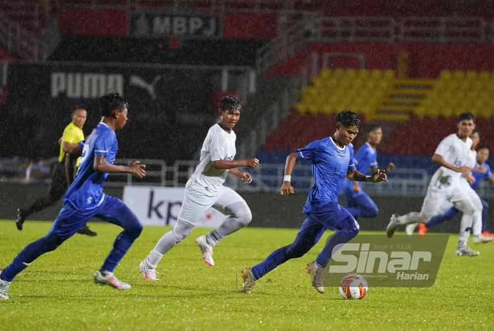 Antara aksi menarik dipamerkan kedua-dua pasukan dalam perlawanan akhir di Petaling Jaya itu. Foto Sinar Harian-Rosli Talib