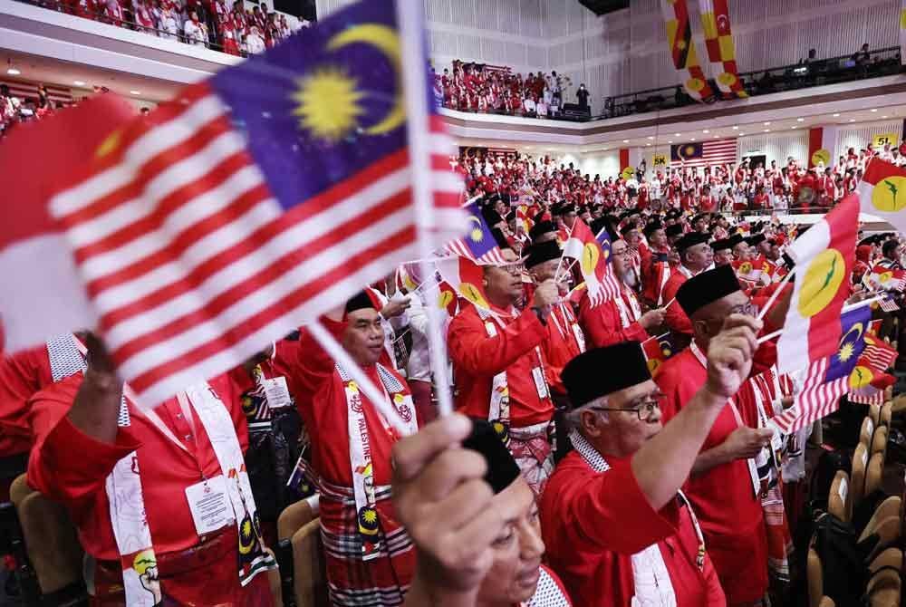 Sebahagian ahli UMNO dilihat bersemangat ketika Perhimpunan Agung UMNO yang diadakan baru-baru ini. UMNO yang relevan adalah UMNO yang tangkas berubah mengikut perubahan zaman dan keadaan politik semasa.