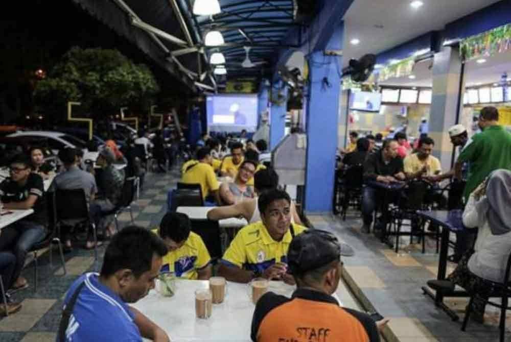 Untuk duduk di meja makan perlu berdiri dan meninjau tempat kosong terlebih dahulu sebelum dapat duduk. Gambar hiasan.