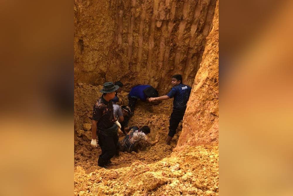 Lokasi dua anggota Unit Pemusnah Bom IPK Johor yang tertimbus ketika menjalankan tugas pemusnahan bom di Taman Sri Lambak, Kluang, petang Selasa. Foto IPD Kluang