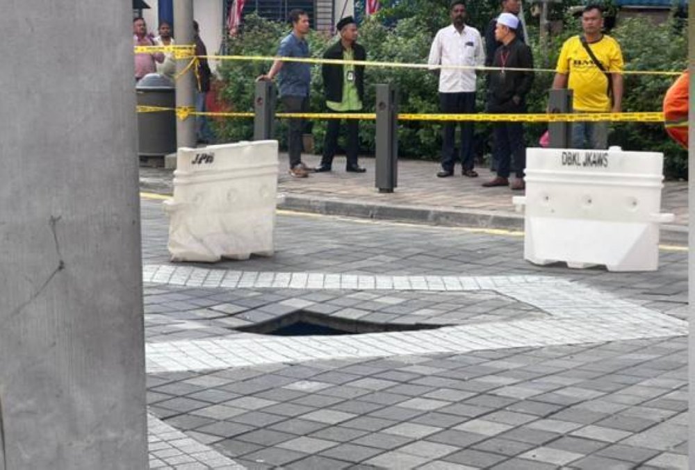 Satu lagi mendapan baharu dikesan di Jalan Masjid India dianggarkan sebesar dua kaki, terbentuk kira-kira 50 meter dari lokasi insiden minggu lalu. Foto Awani