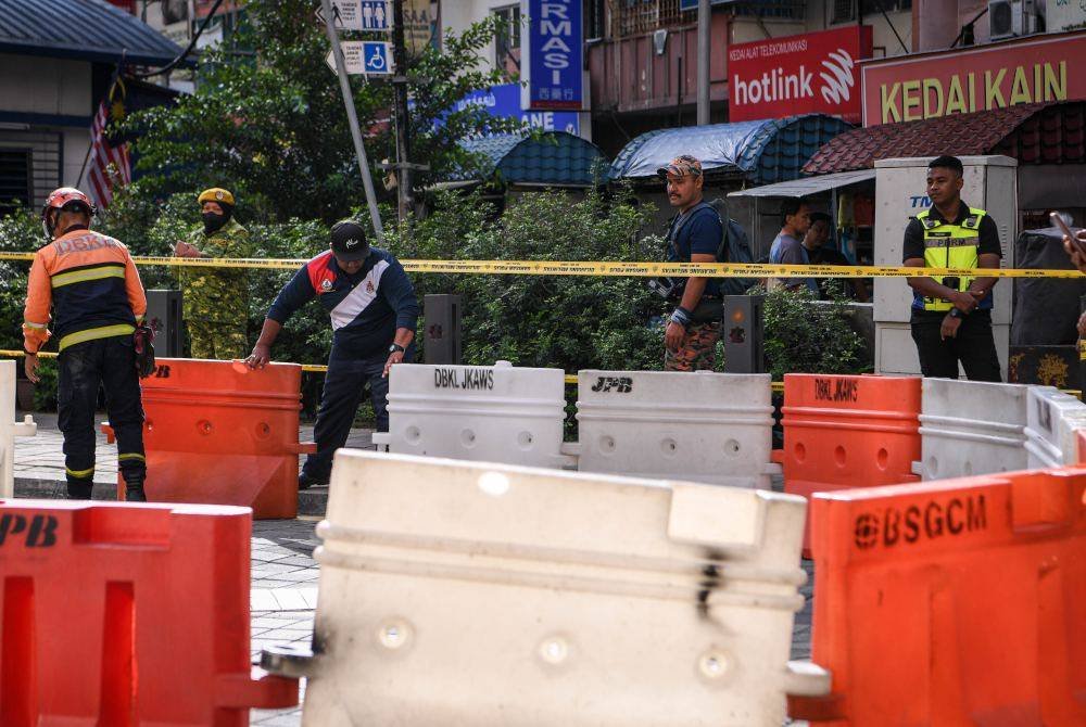 Kakitangan DBKL giat melakukan penutupan jalan berikutan terdapat satu lagi kejadian tanah mendap berlaku kira-kira 50 meter daripada lokasi tanah jerlus yang melibatkan warganegara India di Jalan Masjid India, Kuala Lumpur pada Rabu. Foto Bernama