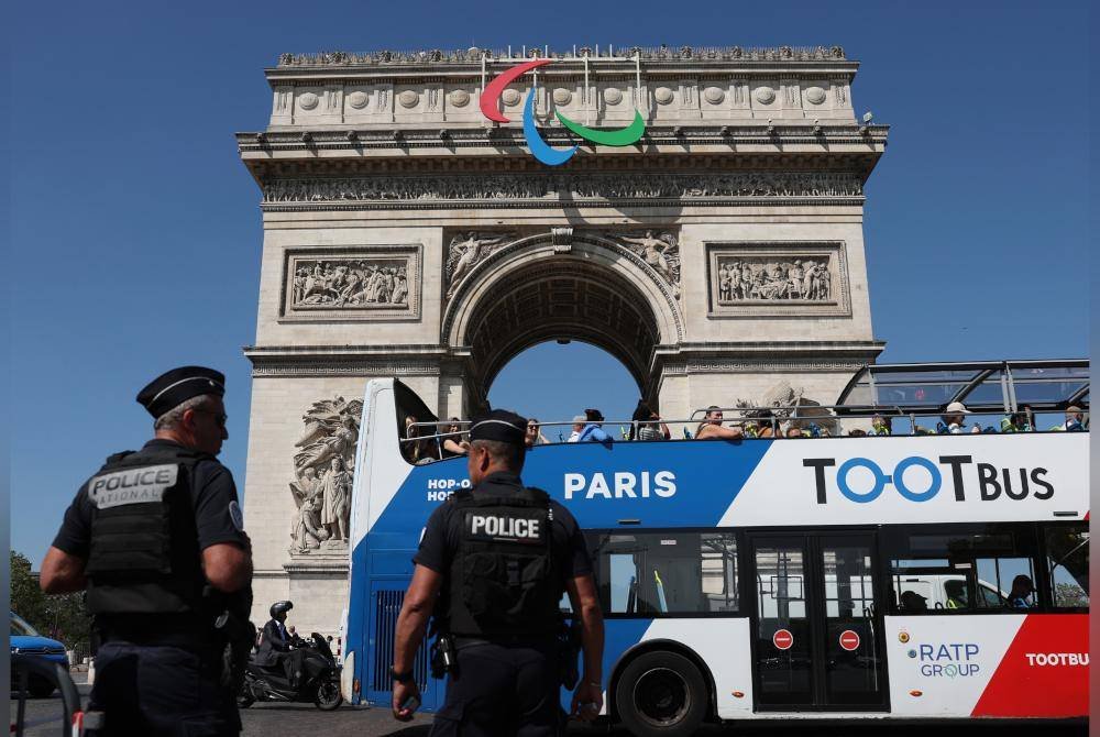 Anggota keselamatan meningkatkan kawalan di Arc de Triomphe akan menjadi lokasi acara pembukaan Sukan Paralimpik Paris 2024 ketika tinjauan foto Bernama di sini, pada Rabu. Foto Bernama