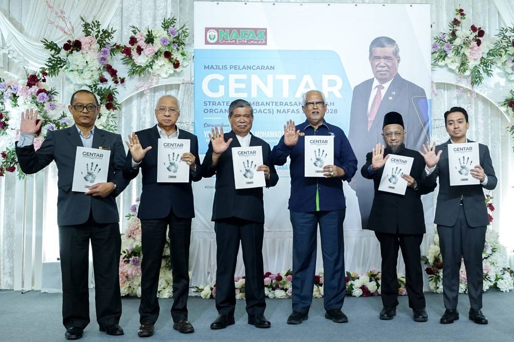 (Dua dari kiri) Zamri dan Mohamad bersama tetamu kehormat lain ketika Majlis Pelancaran Strategi Pembanterasan Rasuah Organisasi (OACS) bagi 2024 hingga 2028 yang dikenali sebagai GENTAR, pada Selasa.