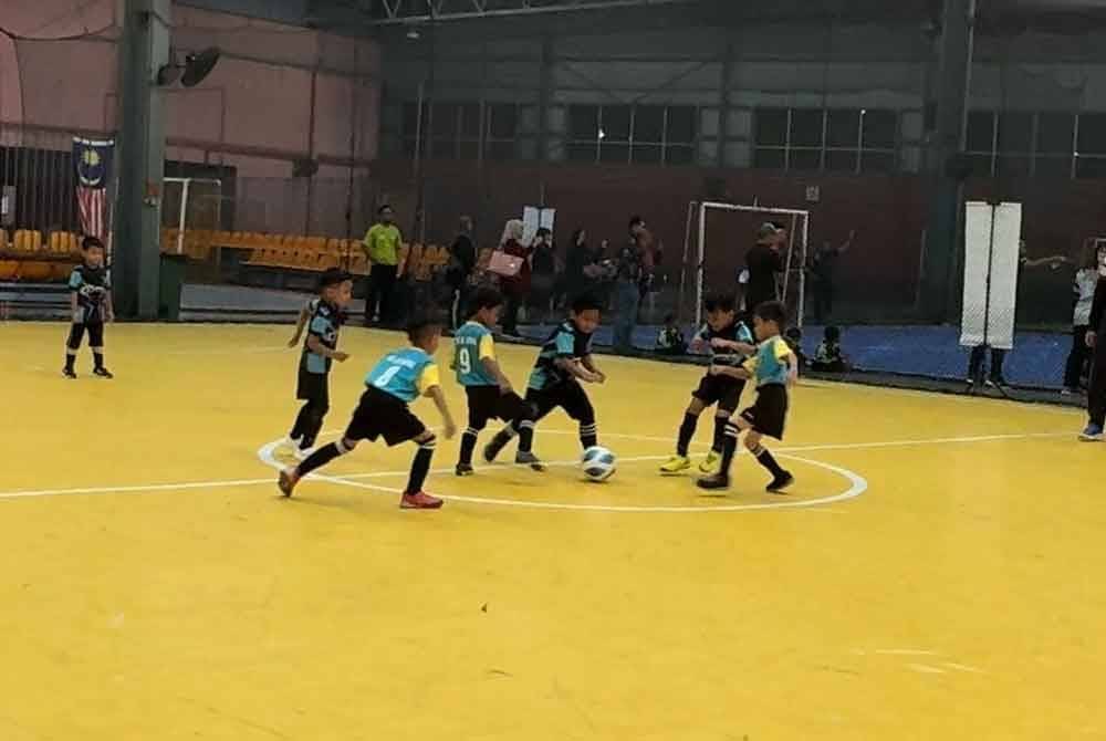 Aksi menarik pemain pasukan futsal Prasekolah SK Bukit Jalil.