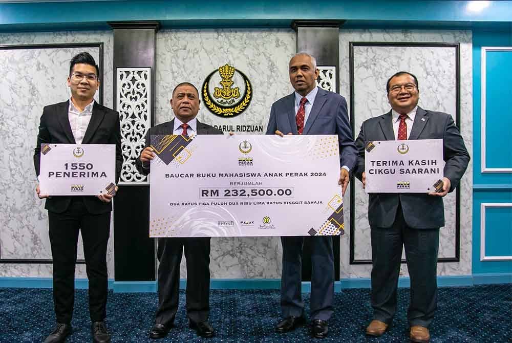 Saarani (dua dari kiri) ketika menyempurnakan Pelancaran Bantuan Baucar Buku Mahasiswa Perak 2024 di Bangunan Perak Darul Ridzuan di sini, pada Rabu.