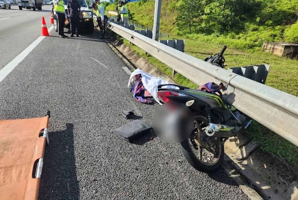 Seorang penunggang motosikal maut selepas terlanggar sebuah tayar lori yang bergolek dari arah bertentangan di kilometer 266.9 Lebuhraya Utara-Selatan arah Utara pada Rabu. Foto: PDRM