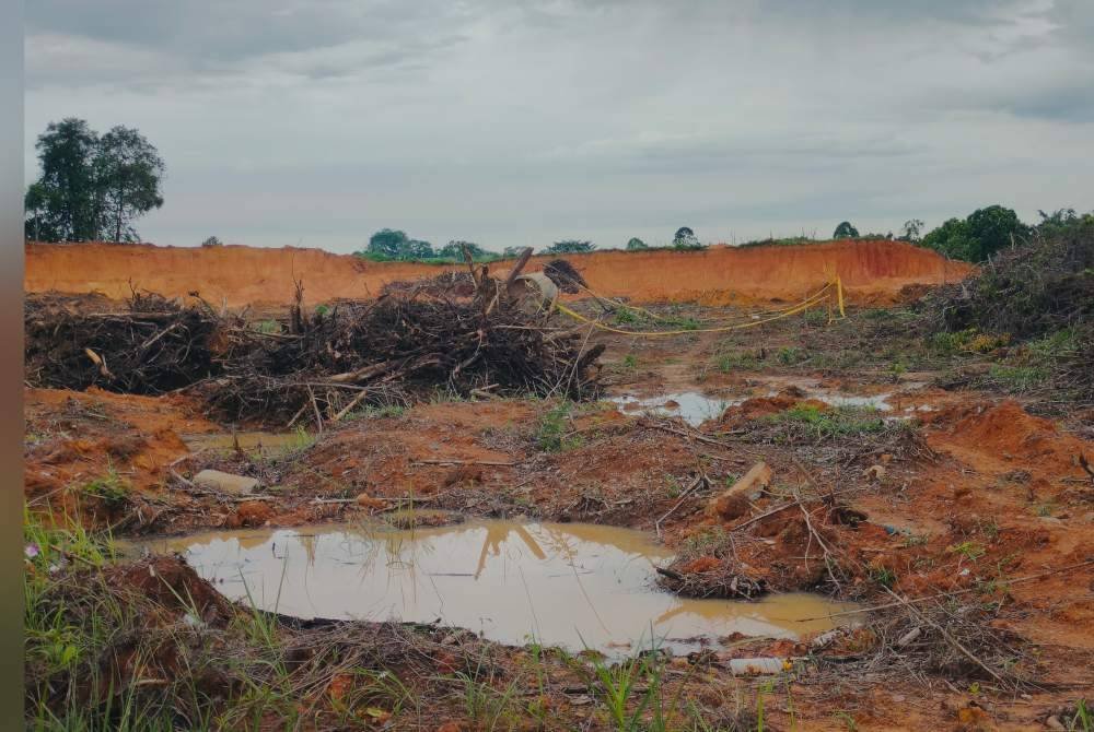 Lokasi penemuan bom masih ditanda dengan garisan kuning di sebuah tapak pembinaan di Taman Sri Lambak, Kluang.