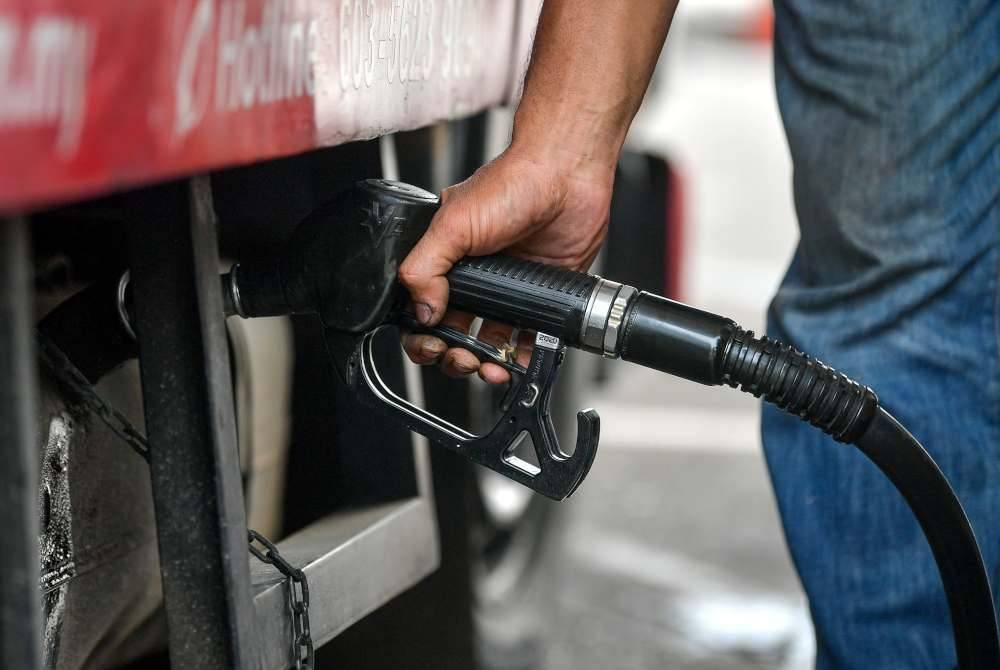 Harga runcit petrol RON97 dan diesel di Semenanjung Malaysia diturunkan sebanyak 5 sen seliter bermula Khamis sehingga 4 September depan.