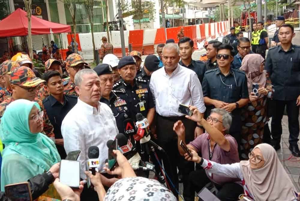 Fadillah (tengah) pada sidang akhbar selepas membuat tinjauan di lokasi warga India yang hilang akibat tanah jerlus di Jalan Masjid India pada Rabu.