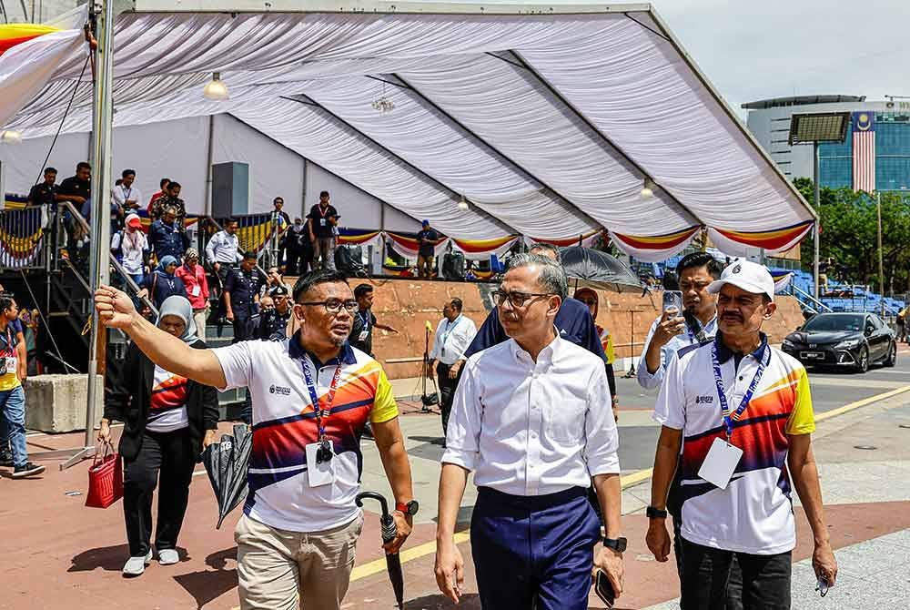 Fahmi (tengah) melakukan tinjauan persiapan menjelang sambutan Hari Kebangsaan 2024 pada raptai Hari Kedua Sambutan Hari Kebangsaan 2024 di Dataran Putrajaya hari ini. Foto Bernama