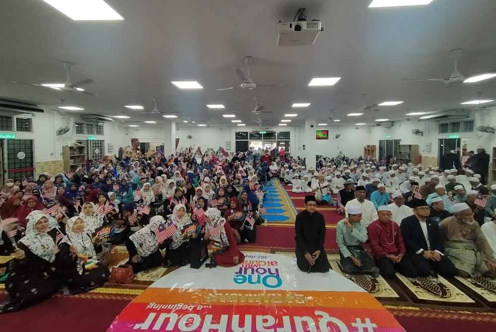 Sebahagian 700 peserta yang hadir ke Program Malaysia #QuranHour Peringkat Negeri Perak di Majid Ibnu Salam, Pengkalan Pegoh di sini pada Rabu.