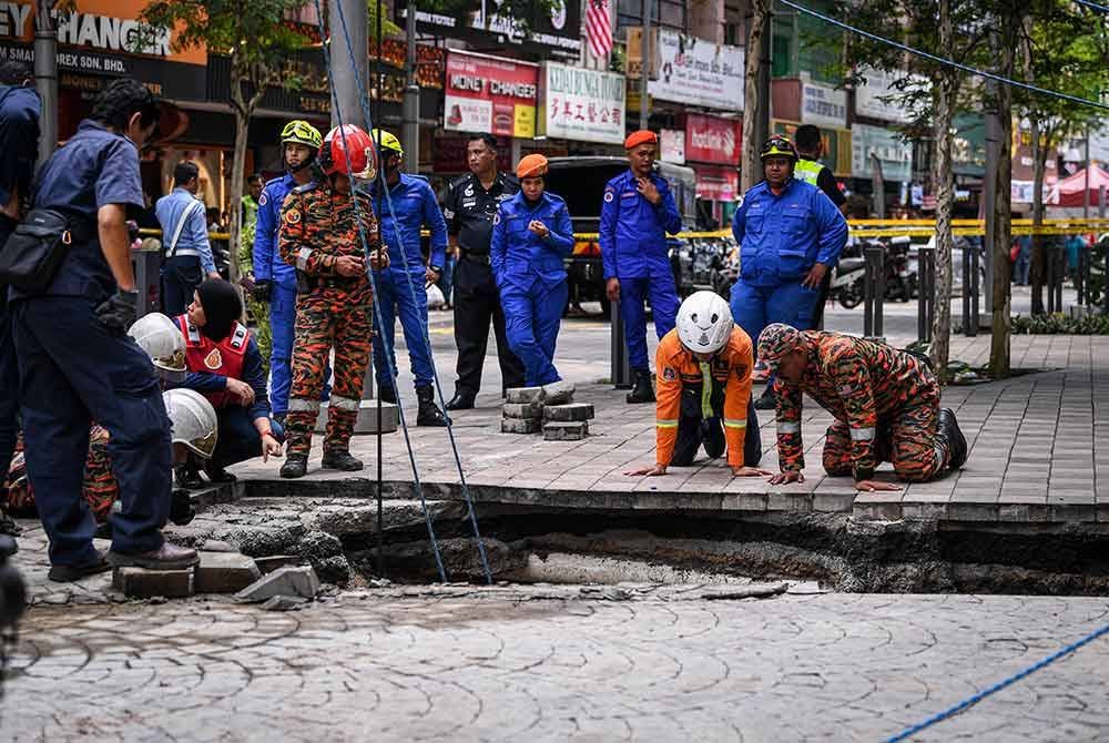 Seorang wanita warga India disyaki terjatuh dan tertimbus akibat tanah mendap di hadapan Masjid India pada Jumaat. Foto Bernama