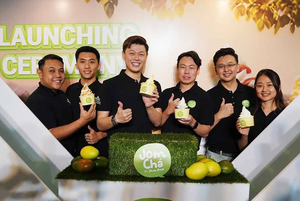 Eddie (tiga dari kiri) bersama Yogurt Soft Serve yang menggunakan bahan tenusu terpilih.