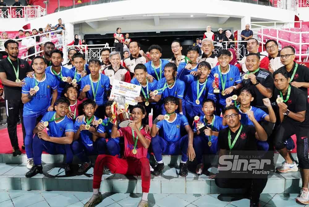 Osmera bersama barisan pemain, jurulatih meraikan kejayaan SMK Shah Alam menjulang kejuaraan Piala Datuk Mokhtar Dahari B-18 2024. Foto Sinar Harian/ROSLI TALIB