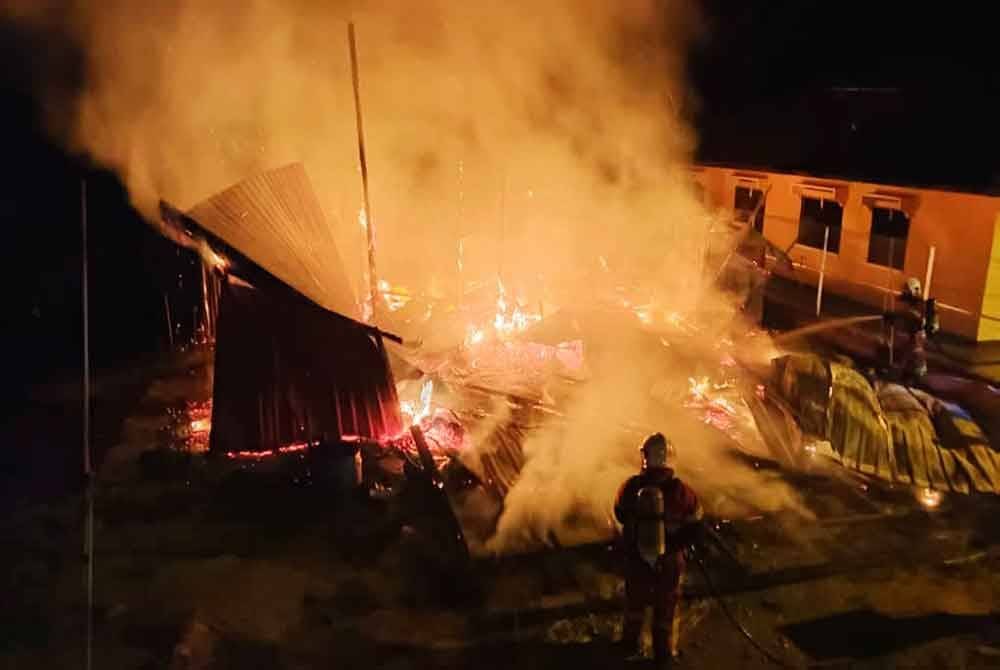 Anggota yang tiba di lokasi kejadian mendapati keadaan api sedang marak membakar keseluruhan rumah. Foto ihsan JBPM Perak