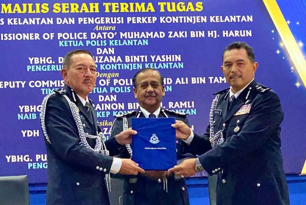 Razarudin (tengah) menjadi saksi majlis serah terima tugas pemangku Ketua Polis Kelantan, Mohd Ali (kanan) bagi menggantikan Muhamad Zaki yang bersara wajib pada 31 Ogos ini.