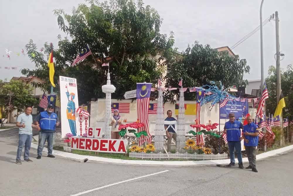 Penduduk menggunakan botol kosong untuk dijadikan replika Menara Berkembar Petronas.