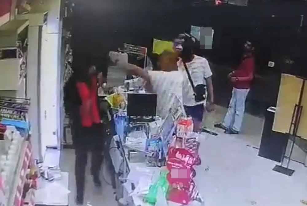 Tangkap layar rakaman video yang memaparkan seorang lelaki memukul pekerja kedai serbaneka dipercayai di Bentong.