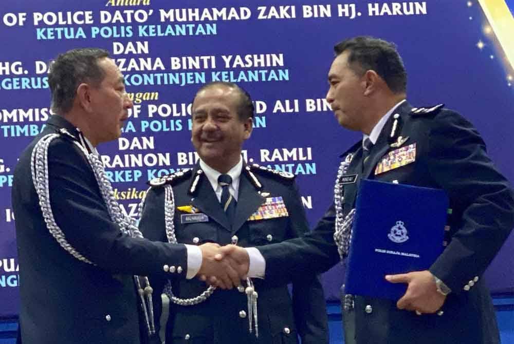 Razarudin (tengah) menyaksikan Majlis Serah Terima Tugas Pemangku Ketua Polis Kelantan, Mohd Ali (kanan) menggantikan Muhamad Zaki yang bersara wajib pada 31 Ogos ini di Ibu Pejabat Polis Kontinjen (IPK) Kelantan pada Khamis.