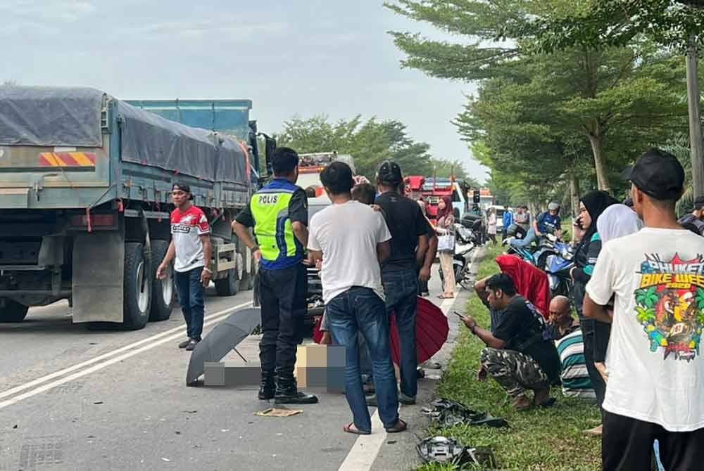 Seorang penunggang motosikal maut dalam kemalangan membabitkan tujuh kenderaan di Jalan Sinar Harapan Batu 27, Pekan Nanas pada pagi Khamis. Foto JBPM