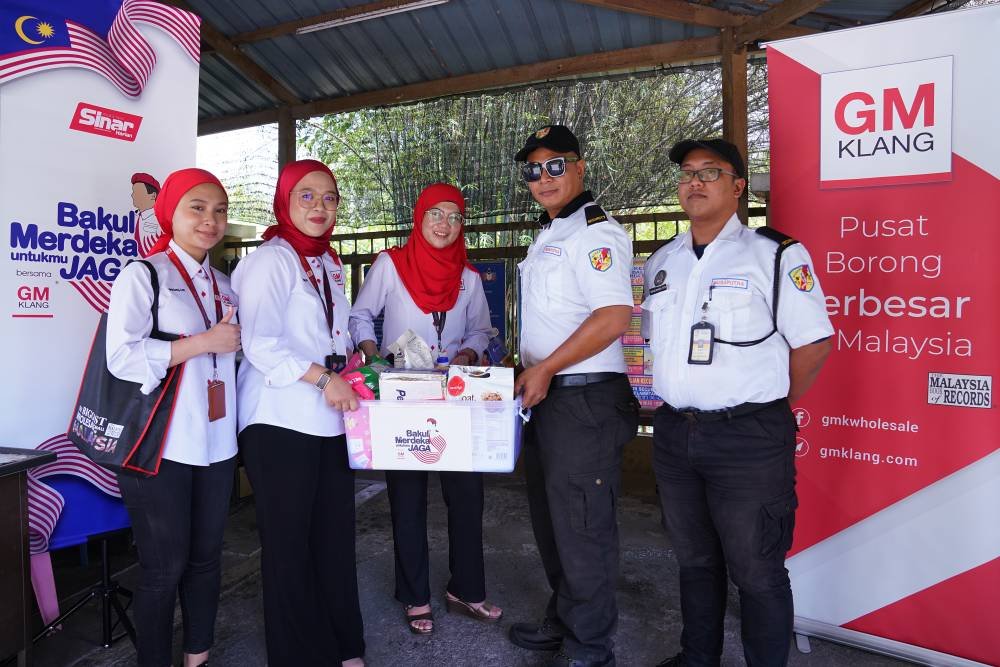 Serahan Bakul Merdeka Jaga daripada wakil GM Klang kepada dua pengawal keselamatan di SJKC Chung Hua.