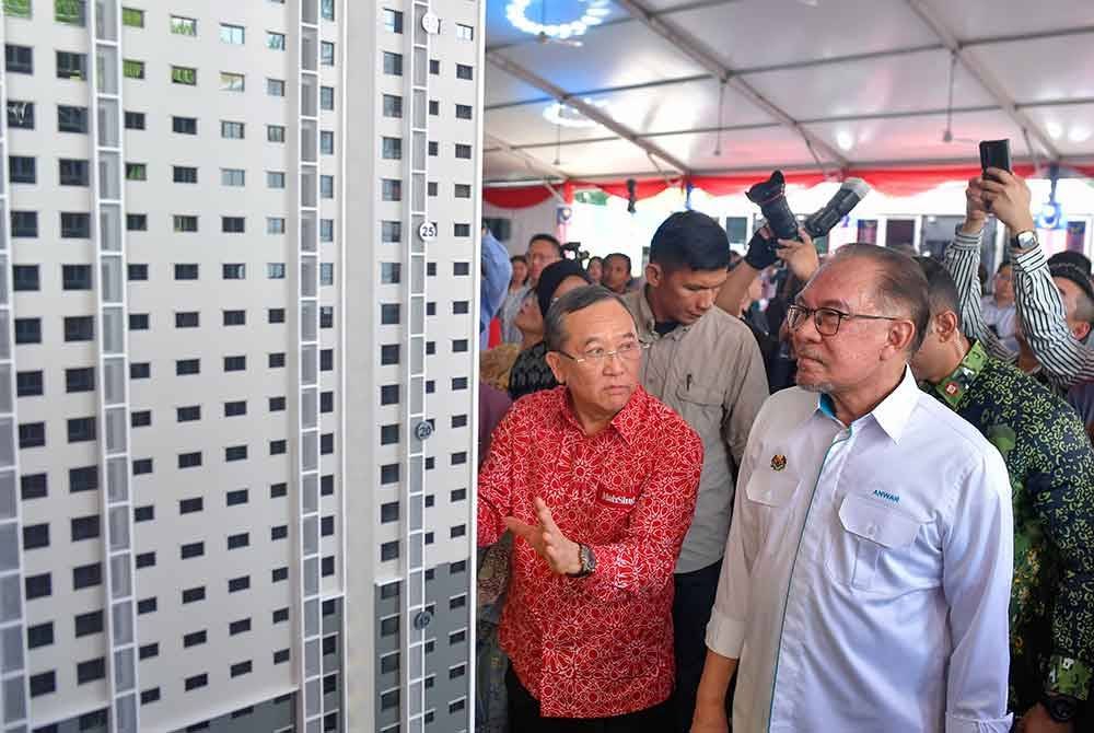 Anwar (kanan) bersama Ketua Pengarah Urusan Mah Sing, Tan Sri Leong Hoy Kum (dua,kanan) melihat replika Residensi Suria Madani pada Majlis Perasmian dan Pecah Tanah Residensi Suria Madani di Taman Desa, pada Khamis. Foto Bernama