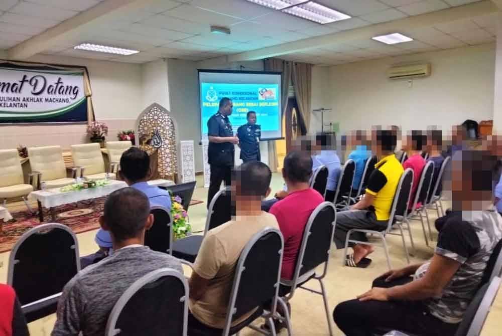 Mohd Nasir (berdiri, kiri) menyampaikan ucapan Program Pelepasan Orang Bebas Berlesen (OBB) Sempena Hari Kebangsaan 2024 Ihsan Madani &#039;Kepulangan Yang Dinanti&#039; di PPA Machang pada Khamis.