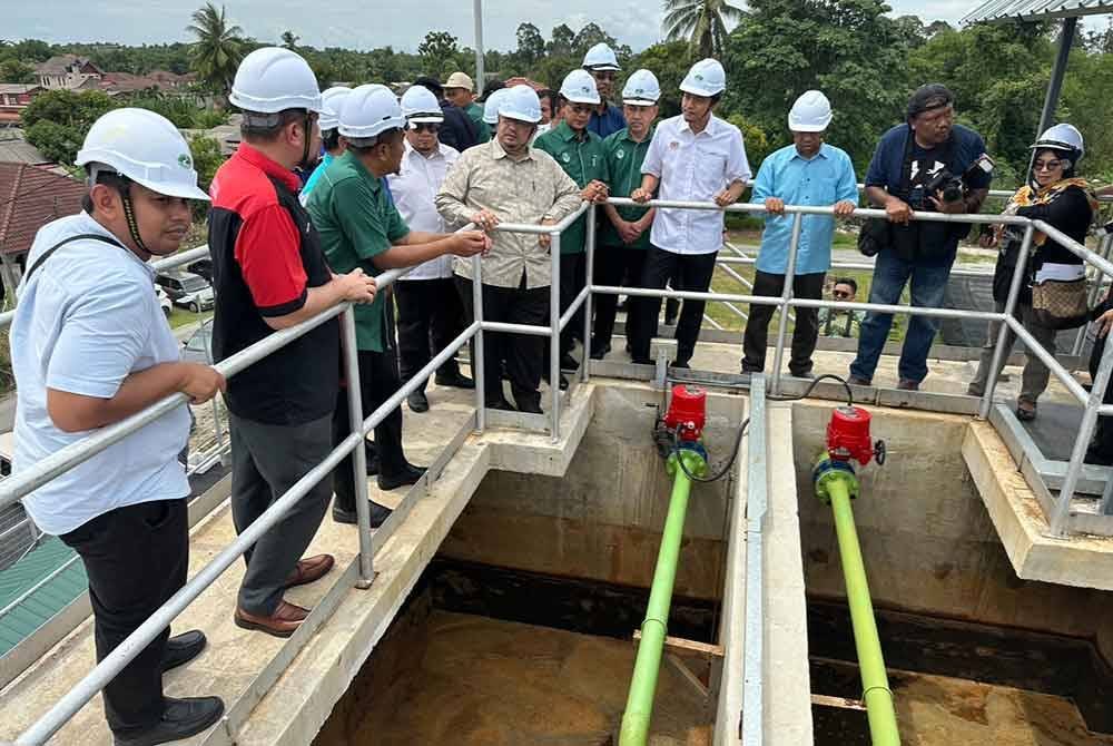 Mohamed Fadzli (lima dari kiri) mendengar penerangan berkait ke LRA Jelawat di Bachok.