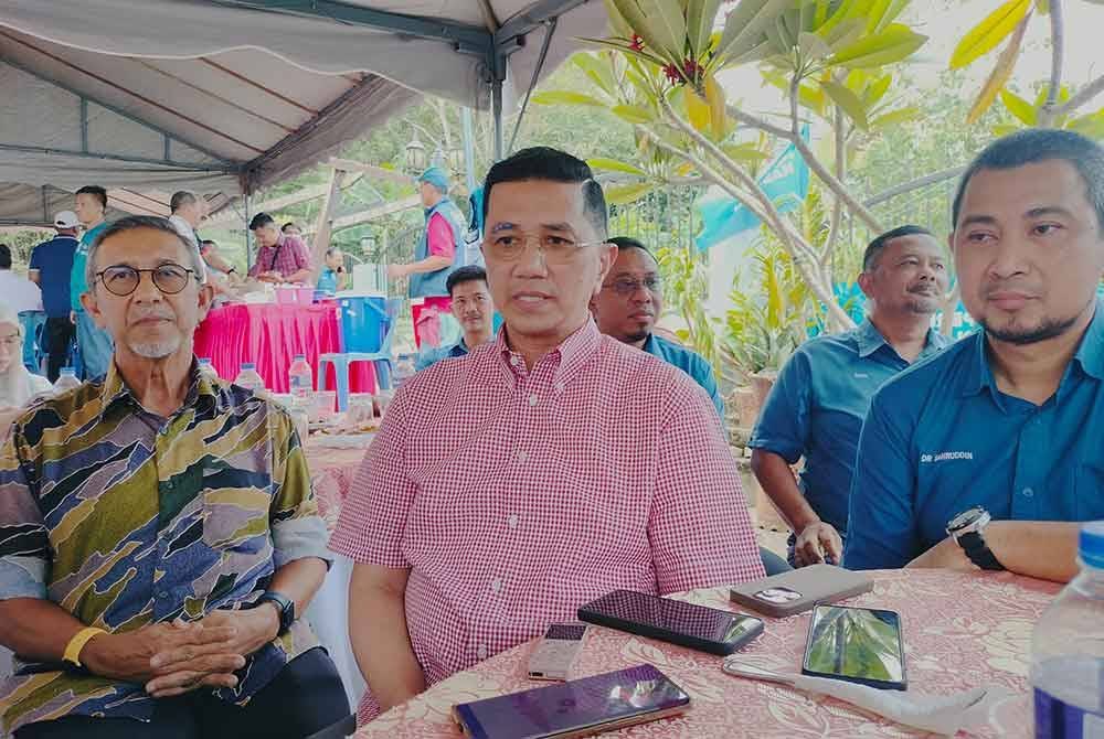 Mohamed Azmin (tengah) pada sidang akhbar selepas mendengar taklimat persiapan PRK DUN Mahkota di Bilik Gerakan utama PN di Kampung Melayu di sini, pada Khamis.