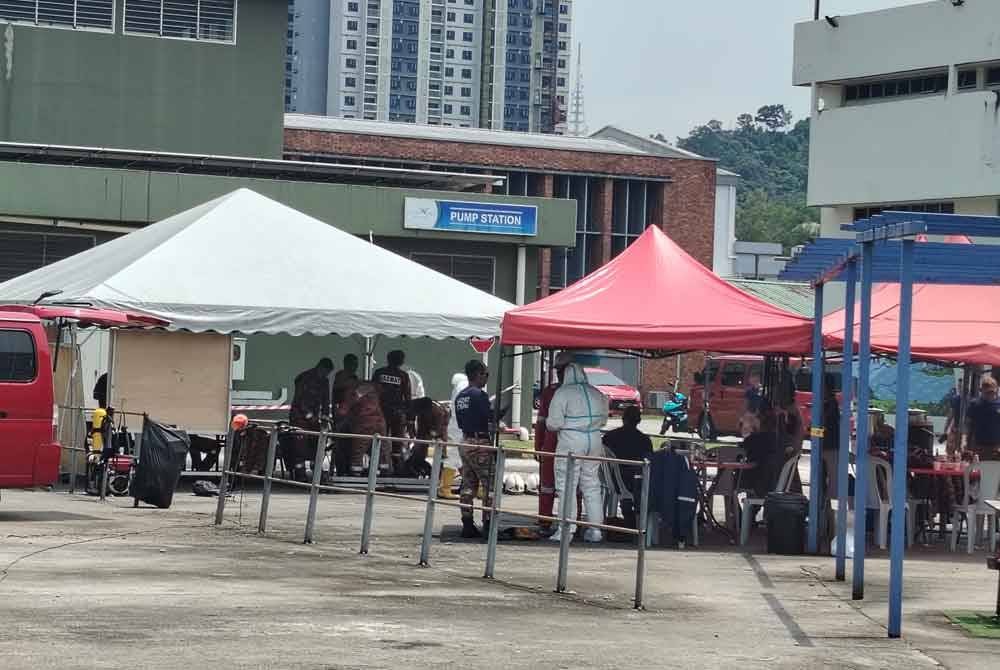 Anggota bomba memakai sut PPE lengkap dengan alatan pernafasan bagi meneruskan pencarian mangsa di loji IWK Pantai Dalam, Kuala Lumpur pada Khamis.