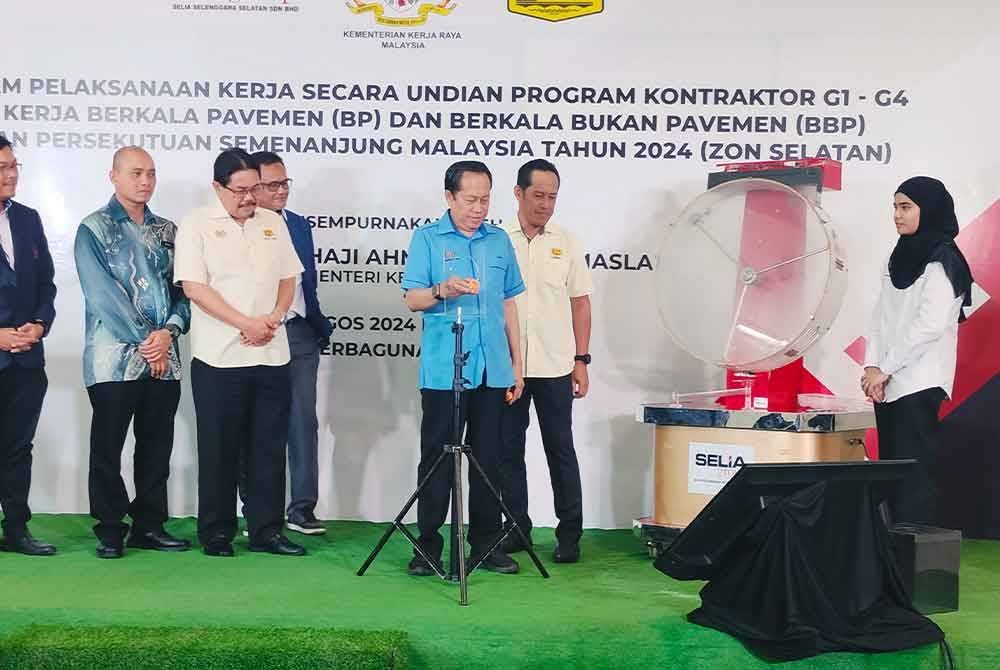 Ahmad (tiga dari kanan) mencabut undi kerja bagi Program Penyenggaraan Jalan Persekutuan Semenanjung Malaysia - Zon Selatan Tahun 2024 di JKR Kluang, pada Khamis.