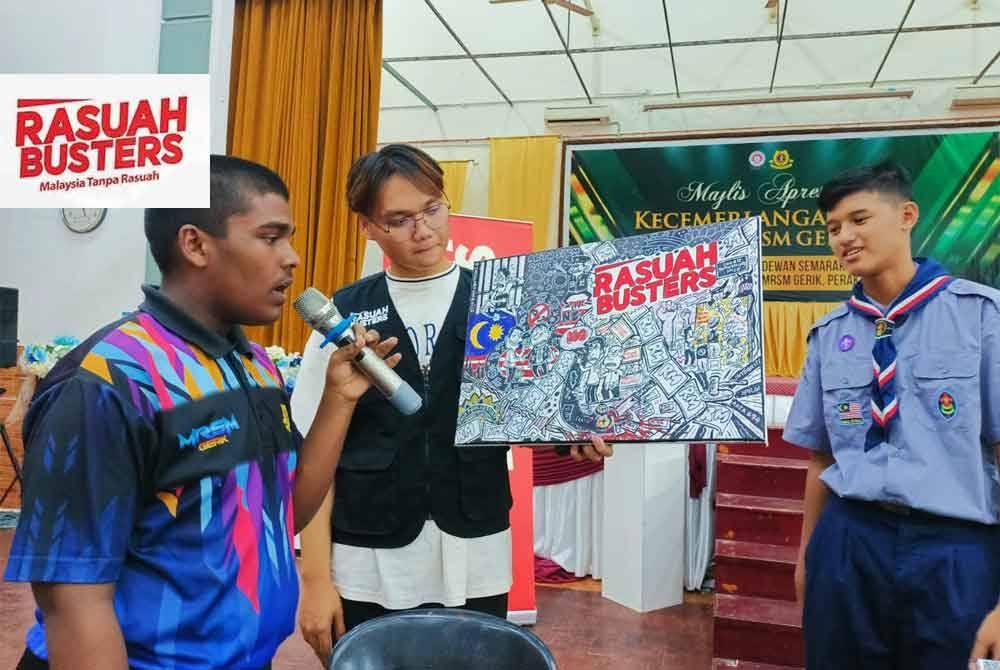 Adam Bashir memberi penerangan menerusi aktiviti &#039;The Doodles&#039; sempena program Jelajah Antirasuah di MRSM Gerik pada Rabu.