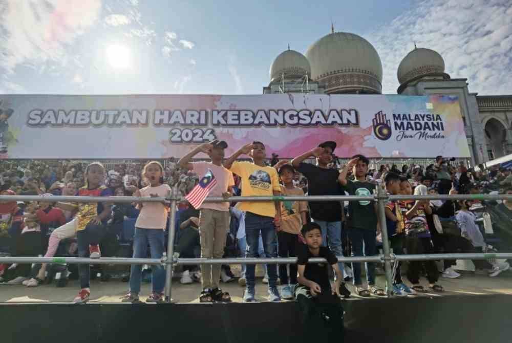 Pengunjung cilik bersemangat melihat raptai penuh penuh sempena Sambutan Hari Kebangsaan 2024 di Dataran Putrajaya pada Khamis. Foto Bernama