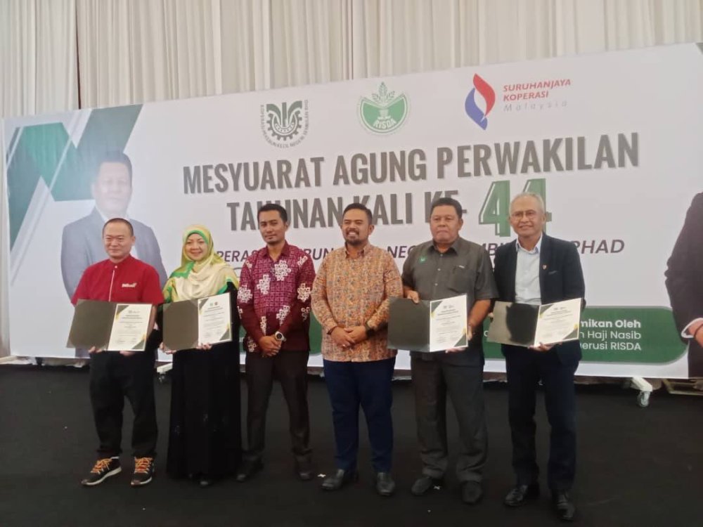 Manndzri (tiga kanan), Nasarudin (dua kanan) bersama wakil syarikat Nozoly Food Industry Sdn Bhd, Ino Nature Sdn Bhd dan Today Assist Sdn Bhd.