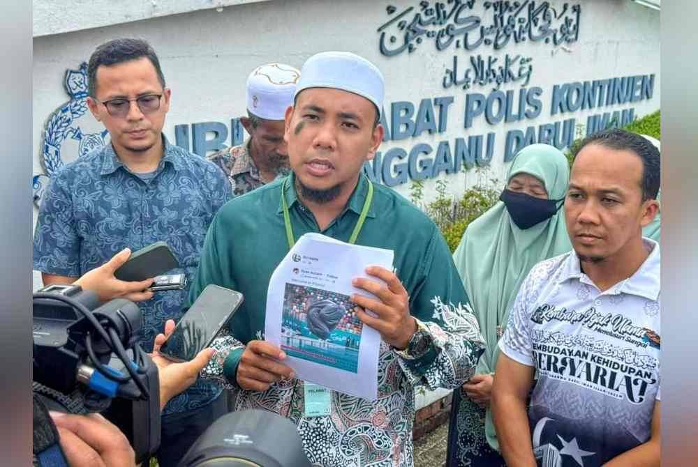 Muhammad Irsyad Syafiq menunjukkan hantaran yang dimuat naik seorang individu yang didakwa memperlekehkan pakaian yang menjadi syariat wanita Muslim.