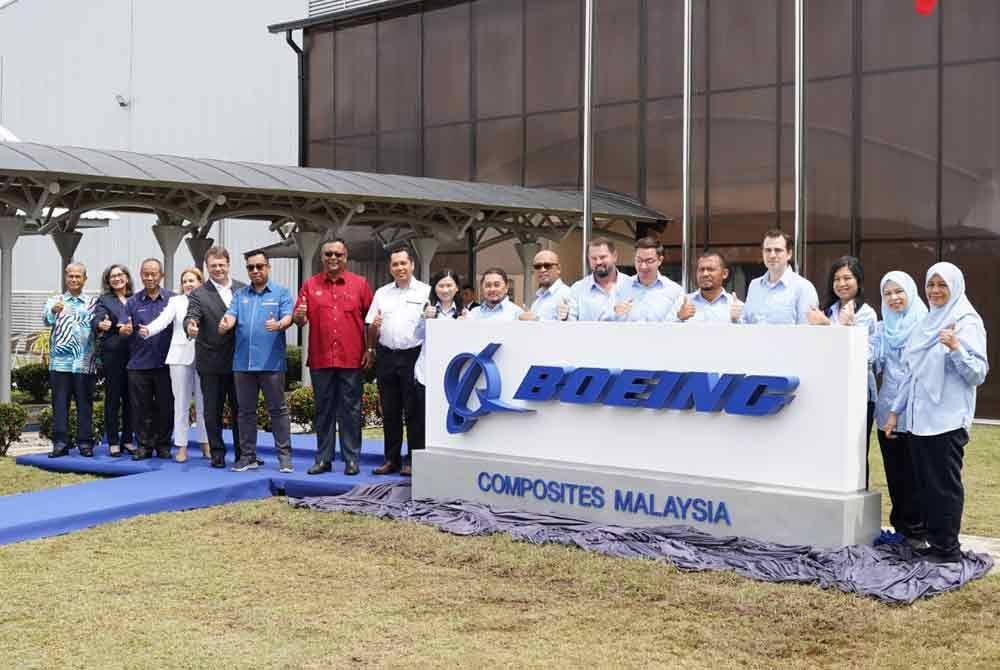 Presiden Boeing Asia Tenggara, Penny Burtt, (empat kiri) selepas Majlis Pelancaran Boeing Composites Malaysia di Taman Sains dan Teknologi Kedah (KSTP) di Bukit Kayu Hitam pada Khamis. Foto FB MITI