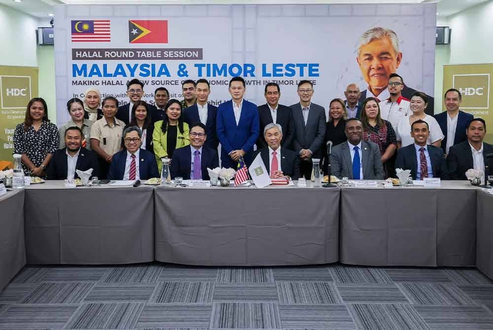 Ahmad Zahid (duduk, tengah) mempengerusikan Sesi Perbincangan Meja Bulat Berkenaan Industri Halal yang dianjurkan oleh Halal Development Corporation Berhad (HDC) dan Trade Invest of Timor-Leste.