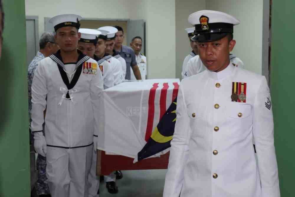 Jenazah Allahyarham Laskar Kelas (LK) I PLM Arman San Hermansa diusung keluar oleh pasukan pengusung Tentera Laut Diraja Malaysia (TLDM) dari bilik Jabatan Perubatan Forensik, Hospital Sultan Ismail (HSI), selepas proses bedah siasat selesai pada Khamis. Foto Bernama