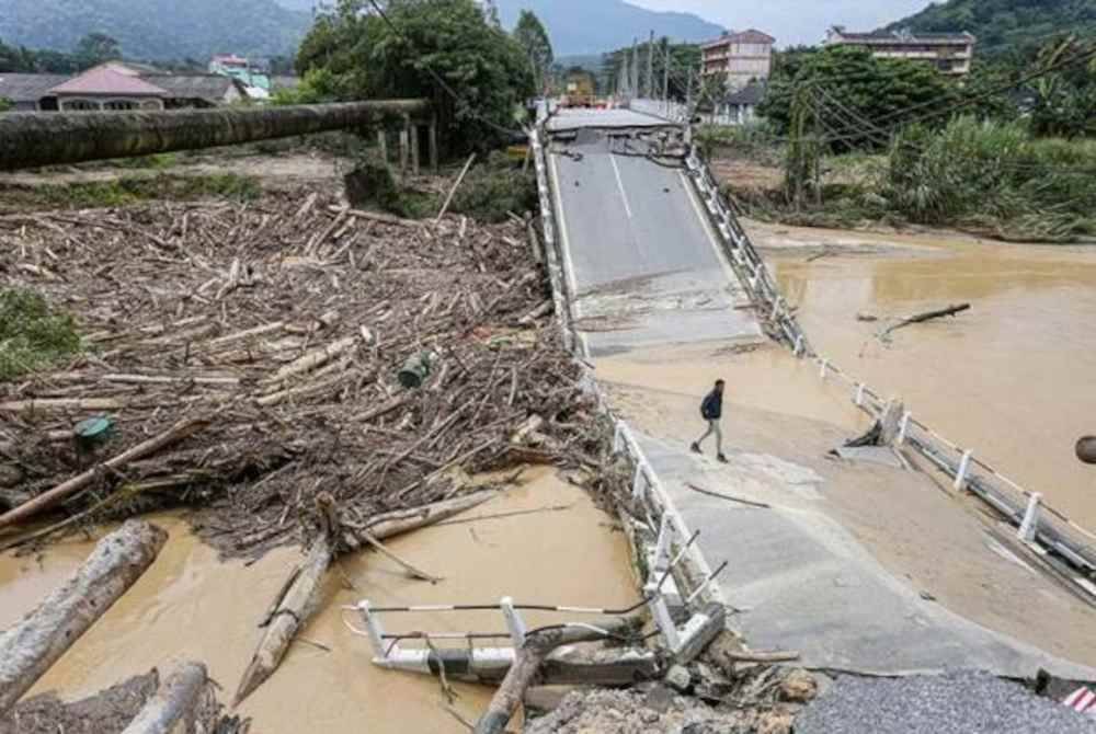 Keadaan Jambatan Lama Sungai Slim yang runtuh akibat kejadian kepala air di Kg Ulu Slim minggu lalu. Foto Bernama