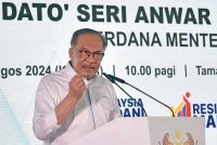 Anwar menyampaikan ucapan pada Majlis Perasmian dan Pecah Tanah Residensi Suria Madani di Taman Desa, pada Khamis. Foto Bernama