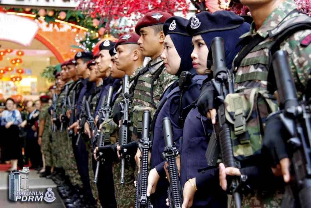 Memikul tanggungjawab dan tugas besar ketika melindungi negara daripada ancaman atau situasi berbahaya menjadikan individu dalam pasukan keselamatan seperti polis, tentera, bomba termasuk petugas perubatan layak diberi penghargaan setelah bersara. - Gambar ihsan PDRM